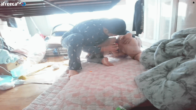자위하는 엄마 찌찌빠는 아기