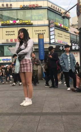 핫플거리 통화하는년