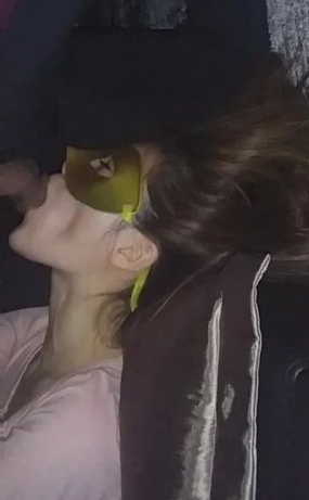 금색 가면을 쓴 여자 아이