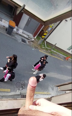 지나가는 여자들 보면서 딸치는 대물