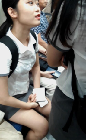 방과 후 여학생의 거리 사진