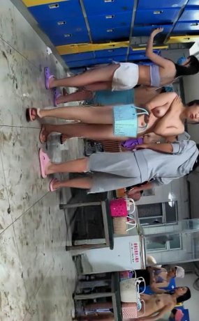 Voyeur24103002