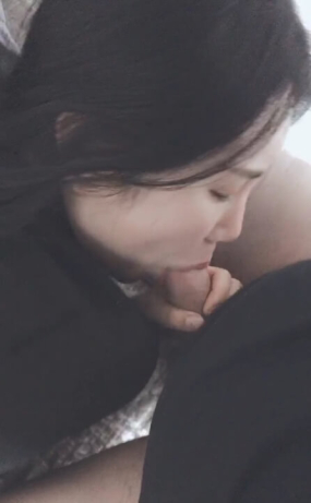 찢은 스타킹이 매력적인 여친