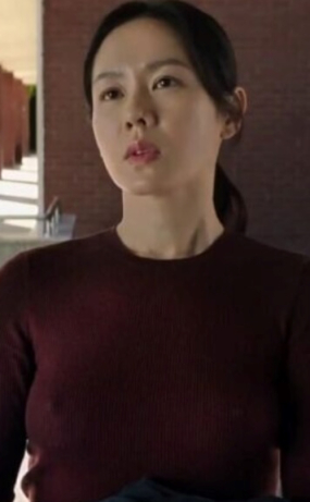 어쩔수가없다 손예진 노브라 장면 컷