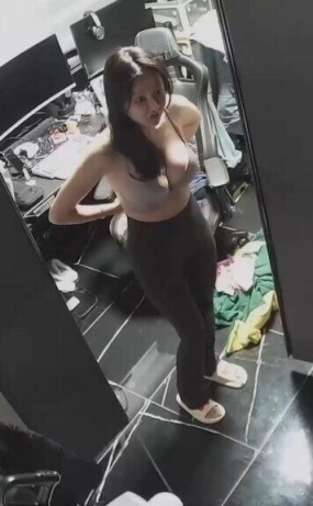 IPCAM옷을 갈아입는 아름다운 큰 가슴 소녀