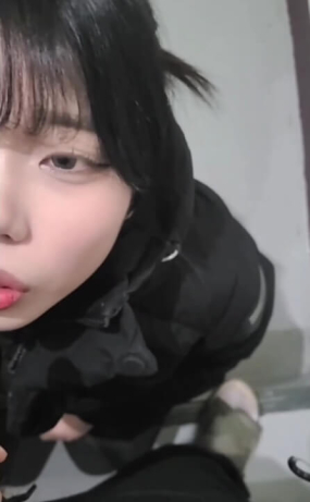 계단_아이더패딩녀