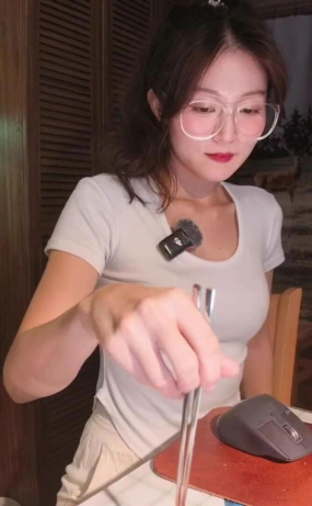 엄소진 소시지 먹방