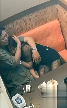 불륜한 여주인과 여러 손님과의 펠라치오와 키스